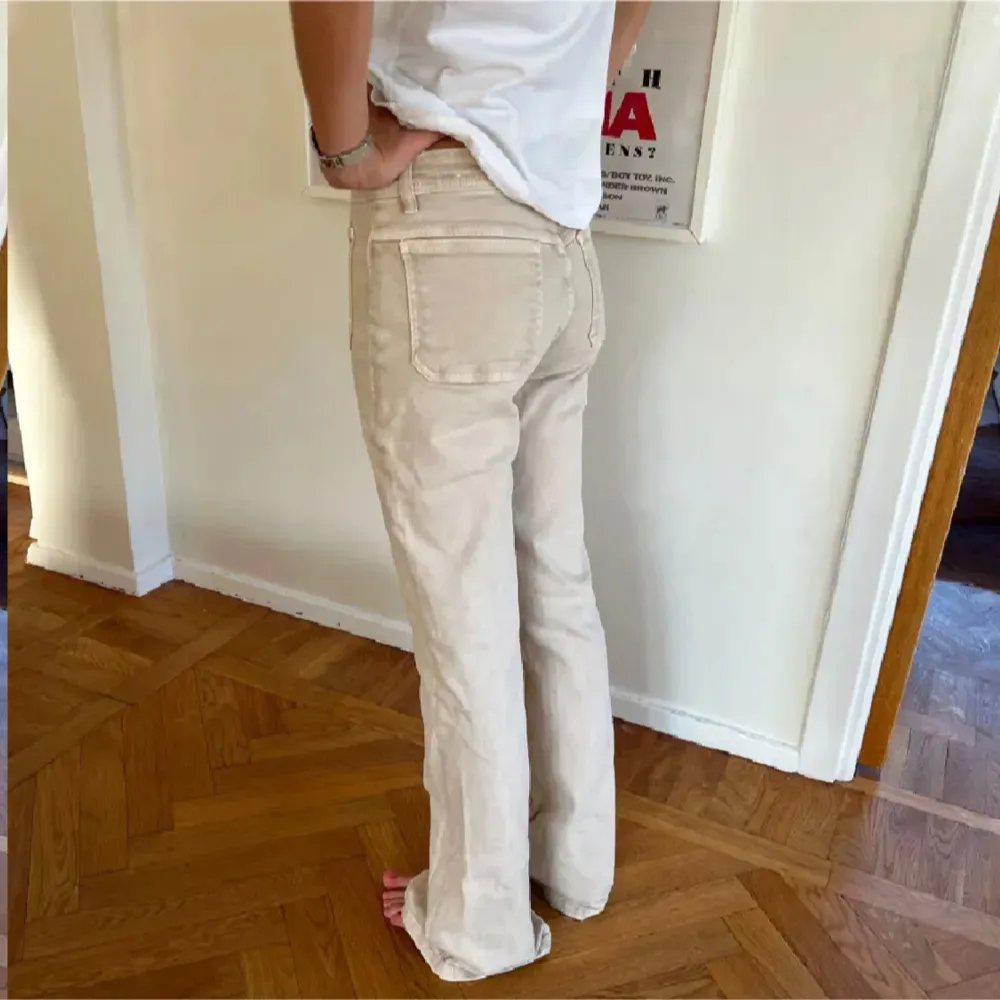 Beige Lågmidjade jeans med fickor fram, typ oanvända! 💕💕. Jeans & Byxor.