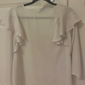 Jätte fin blus  - Super fin blus i toppen skick. Ändast använt 1 gång. Säljer på grund av fel storlek 💓