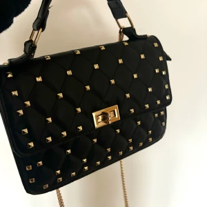 Väska med nitar (valentino inspo) - Mycket gott skick! Pris kan diskuteras!