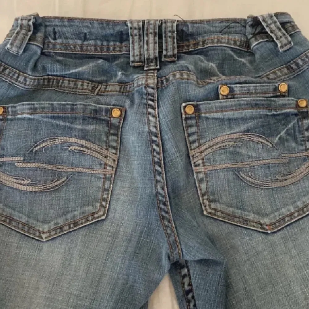 Jätre fina flare lågmidjade jeans. Jeansen är lite slitna eftersom att de var för långa på mig men det syns inte jättemycket! Skriv privat för mer bilder. Jag är 166cm, pris går att diskutera. Jeans & Byxor.