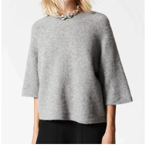 Stickad tröja & other stories - Säljer nu min grå stickade T-shirt från &other stories som är i jättefint skick❤️Tröjan är i stolrek S och använd fåtal gånger så den ser ut oredig som ny, nypsriet är 790kr💕Skriv privat för fler bilder