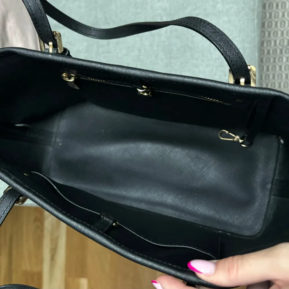 Äkta Michael Kors väska i perfekt storlek!! Köpt för ungefär 3600 kr men pris kan diskuteras 💕💕. Väskor.