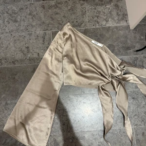 Satintopp nakd - Säljer denna såå fina satintoppen i champagne färg från nakd✨🫶🏻 och ej använd 