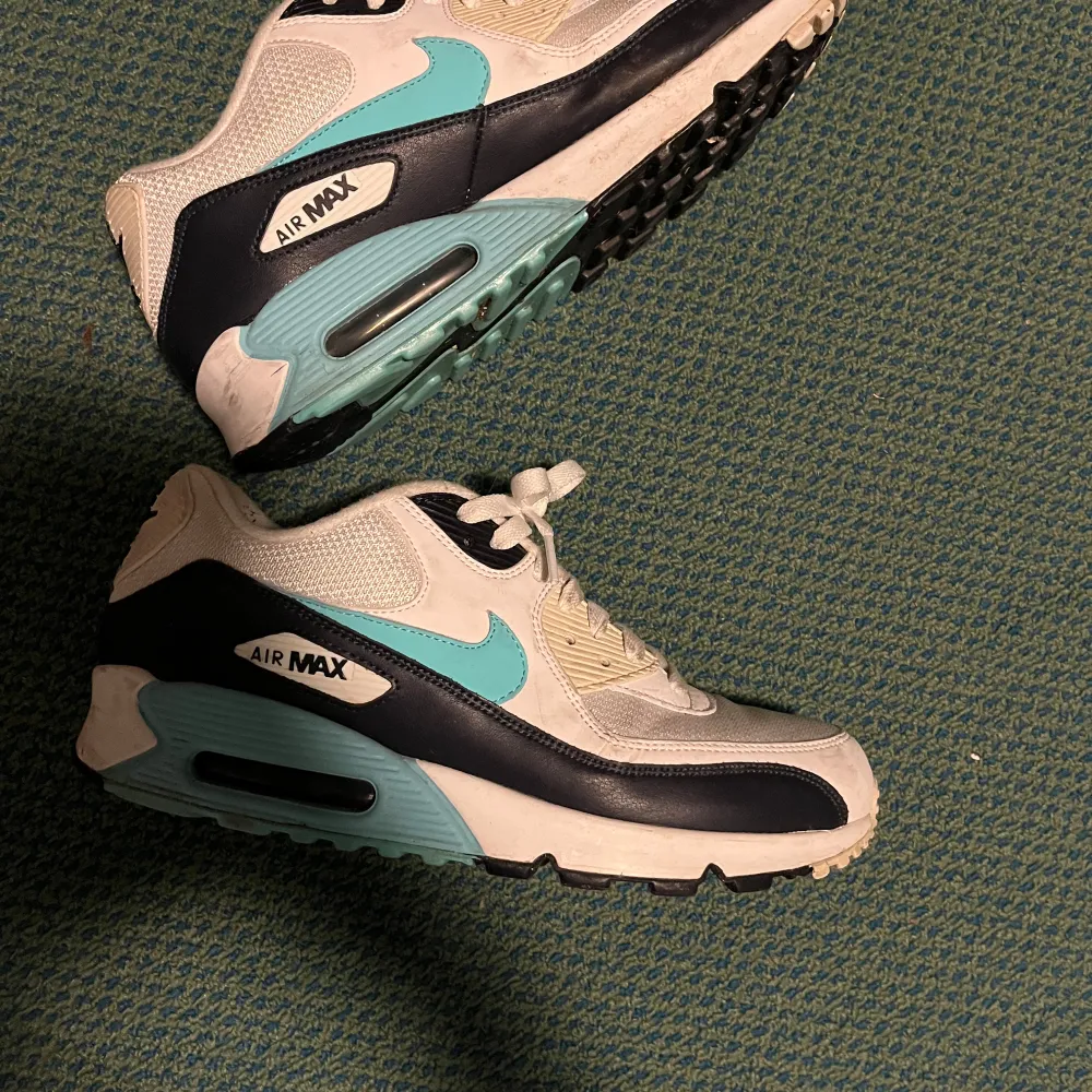 Säljer ett par Nike air Max 90 till ett riktigt bra pris. Skor.