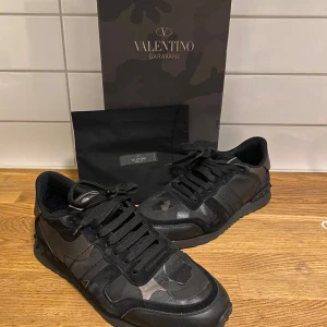 Valentino Rockrunners - Sjukt snygga Rockrunners till vintern ❄️ Storlek 42, passar även 43!✅ Box och Dustbag tillkommer! Vid minsta fråga eller fundering tveka inte att höra av dig//legitsthlmresell.