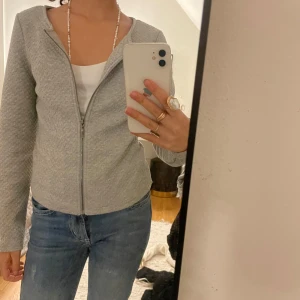 Grå kofta  - 😍😍Säljer denna så snygga kofta som är perfekt till hösten. Tröjan har ett jättebra sick och är använd fåtal gånger👍🏼🥰❤️