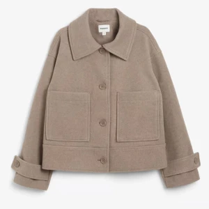 Beige kort kappa - En beige kort kappa som är slutsåld. Om intresserad är det bara att höra av sig, samma sak gäller om man vill ha fler bilder! Köpt för 899kr