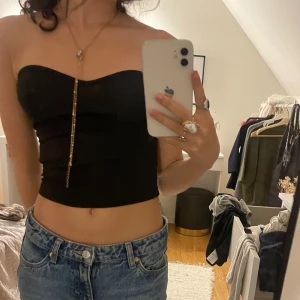 Svart topp  - Säljer denna supersnygga topp i ett jättebra sick 🤩🥰😍❤️