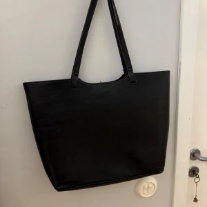 Svart väska - Större väska perfekt till skolan. Stilren och fin