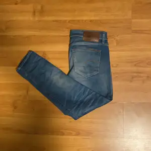 Tjena säljer ni dessa riktigt schyssta jeans från g star raw! Modell heter 3301 slim. Storleken är W30 L30👌🏼 nypriset är runt 1100-1400! Vid frågor kom privat!🤩💯