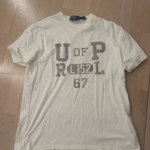 ralph lauren t-shirt - använd högst 2 gånger, säljer pga av för liten, nypris ca 800