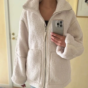 Teddy jacka hm  - Säljer nu denna teddy jacka från hm som är helt slutsåld. Aldrig använd och prislappen sitter kvar på❤️