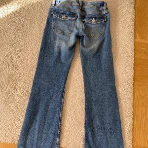 Gina Tricot jeans  - Säljer mina jätte fina Gina Tricot jeans. Eftersom de inte kommer till användning så mycket längre. Jag har sprättat upp de längst ner så de är bra i längden på mig som är 155