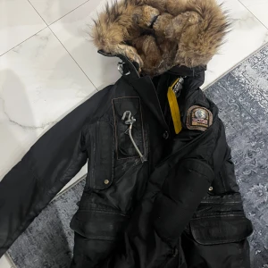 Para jumper jacka  - Storlek XS men passar även S, fickorna är sönder men det går att sy enkelt. Därför har jag sänkt priset.  Ordanarie priset är ungefär 11 tusen.