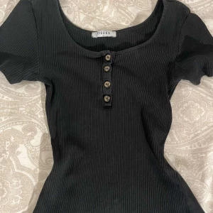 Snygg basic top XS - Jag säljer denna för att den blev för liten, annars hade jag behållt den!❤️ Tagits väl hand om och har inte använts på länge. Märke: pieces Mycket bra kvalite med fina knappar. Priset går att diskutera!!❤️❤️🎀 Fler bilder? Skriv till mig!👇👇