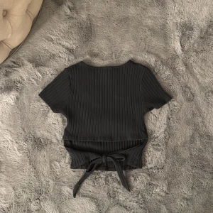 Topp - Ribbat mönster, öppen i ryggen med en rosett man kan knyta🎀 Stl S🩷