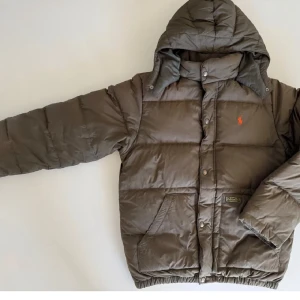 Raulph lauren pufferjacket. - Riktigt fet och bekväm jacka till vintern. Den sälj lite billigare då den är sliten där nere men annars bra skick och skulle nog passa 170 till 175. Det är en äldre modell.💯🤩🤩