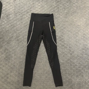 Svarta Maya Delorez Ridbyxor - Säljer dessa Svarta MD byxor i stl S, (Helskodda) Dem är i toppenskick och jag har knappt använt dem så inga tecken på användning.  Nypris: 900kr