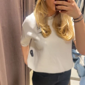 Zara tröja - En Zara tröja me en fin detalj runt halsen. Endast använd två gånger. Nypris 400