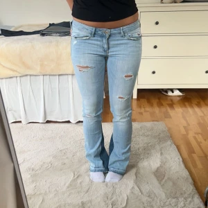 Lågmidjade jeans - Säljer dessa lågmidjade jeans från hollister, passar en 36/38