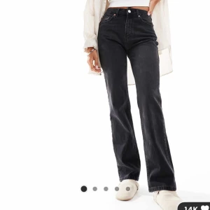 Raka jeans - Bleksvarta raka jeans från Stradivarius.  Strl 38  Använda endast 1 gång