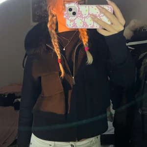 Pälsjacka  - Har tyvärr inte kvar pälsen till ärmarna där av priset🥰 annars inga tecken på använding 