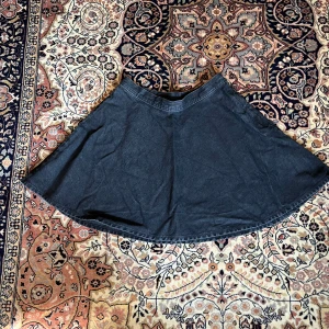 Svart jeanskjol tennis - Svart rund/tenniskjol i jeansmaterial från Monki 🖤utan defekter så som ny 