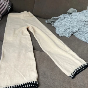 Bekväm tvåfdelars set  - Har inte använt den alls  beställde den nyligen på Amoise Sverige. Väldigt bekväm dock.  Den är i väldigt bra skick!😇