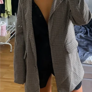 Hundtandsmönstrad blazer - blazer med hundtandsmönster, aldrig använd. Nypris 400kr
