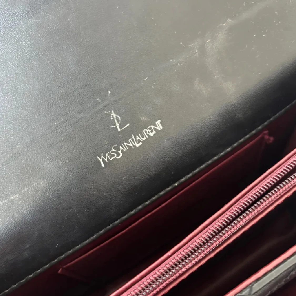 Svart quiltad axelväskafrän Yves Saint Laurent - 92