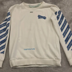 Bra kvalite och kanske använt 2-3 gånger men Finns tre små fläckar som går och ta bort  - Den e i ett bra skick 