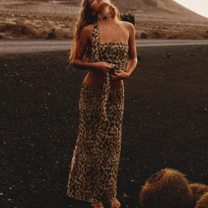 Leopard set - zara - Skit coolt set i leopard från Zara, bandeautopp och kjol. Både toppen och kjolen är i storlek s. Knappt använda, därav inga defekter 