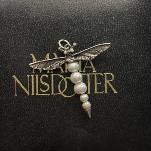 Maria halsband - Intresse koll på mitt dragon fly halsband från maria nilsdotter.  ny skick. Köpt i november 2023 men använt få gånger. Kedja: 45 Nypris: 3 295 INGA BYTEN 