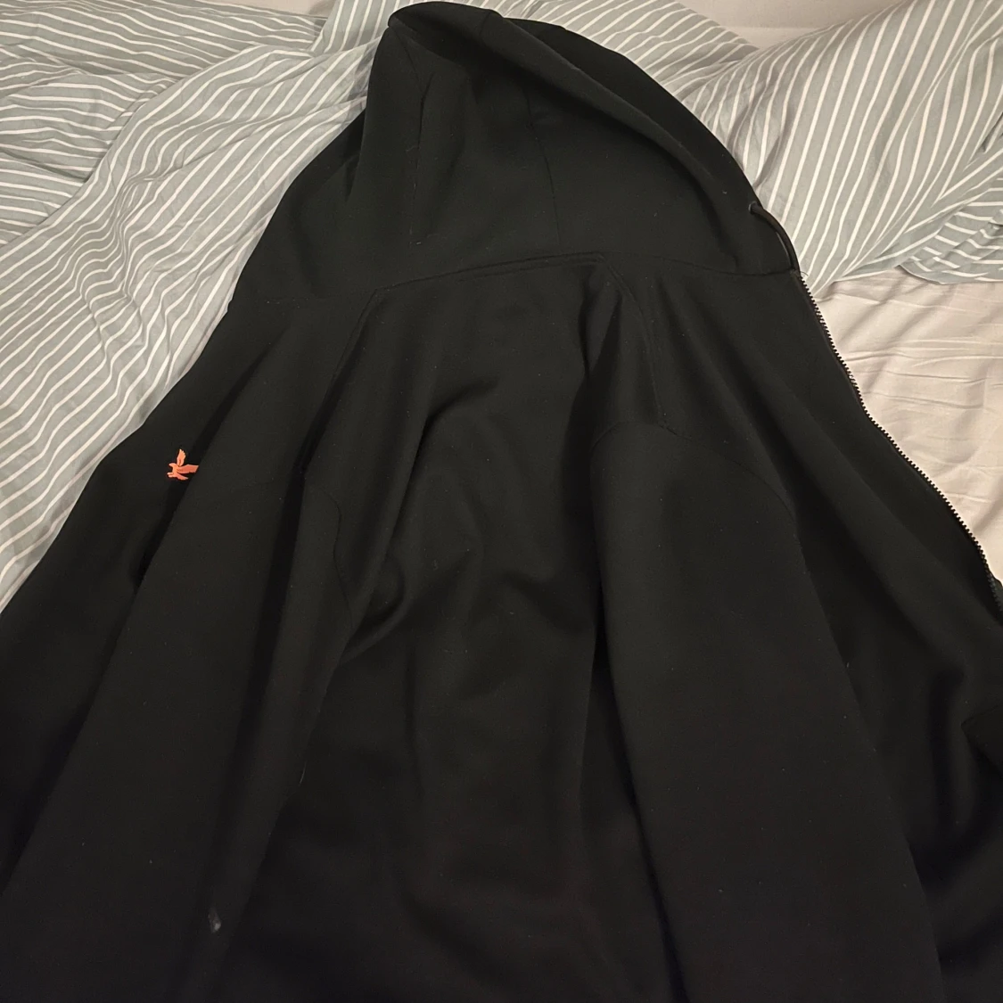 Svart hoodie från Lyle and Scott  - 90