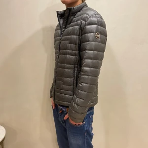 Colmar Jacka  - Hej! Säljer nu min jacka från märket Colmar, storlek 48/S, bra skick modellen är 184cm och väger 70kg . Tveka inte på att höra av dig om du har frågor eller funderingar kring jackan!