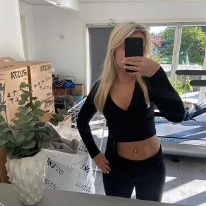 Tröja med knytning  - Jättefin tröja som inte kommer till användning. Men dom ny! 