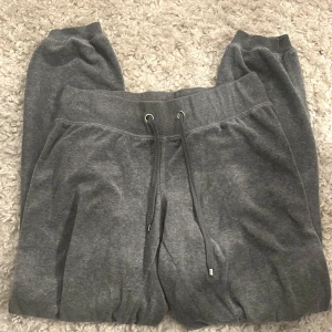 Grå mjukisbyxor - Säljer ett par superbekväma grå mjukisbyxor i storlek M. De har en elastisk midja med snörning för perfekt passform. Perfekta för mysiga dagar hemma eller en avslappnad dag ute. 🩶