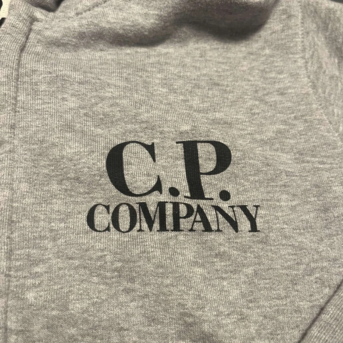 Grå hoodie från C.P. Company - 90