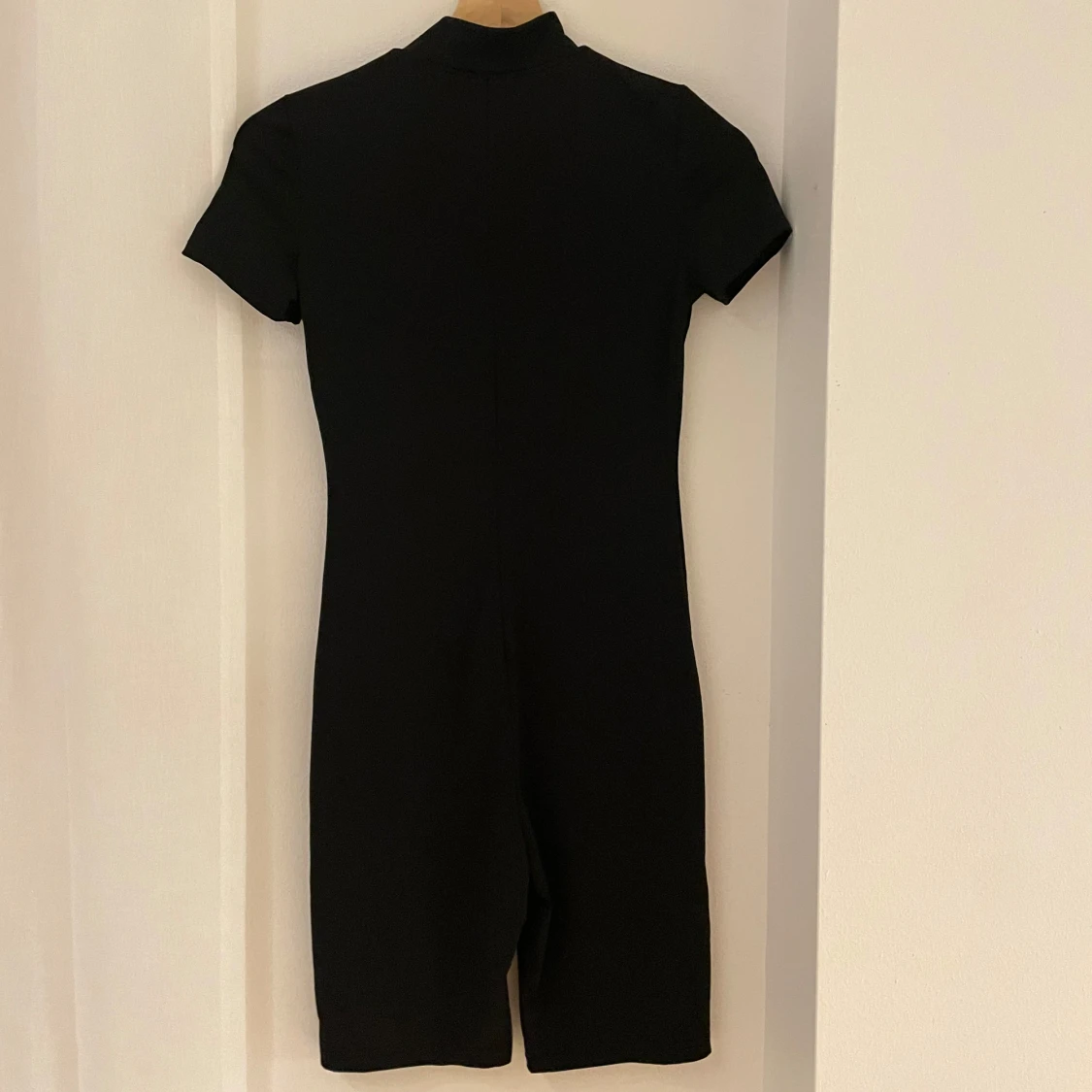 Svart kortärmad jumpsuit - 90