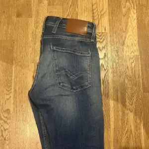 Tja säljer nu mina riktigt snygga replay jeans i storlek W29 o L32 skick 10/10 