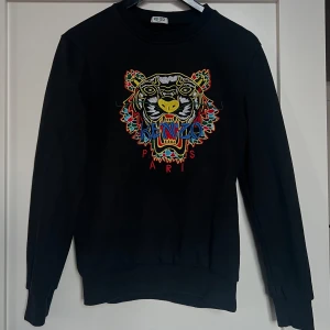 Kenzo Sweatshirt  - Storlek och tvättlappar bortklippa. Använd men fortfarande i bra skick. 