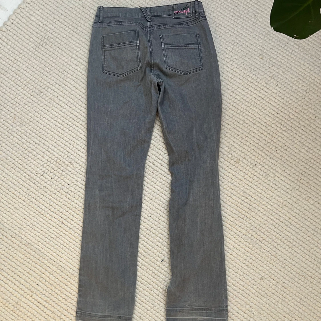 Grå jeans med slitningar - 90