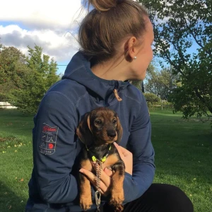 Blå fleecejacka från Fjällräven/kurtka polarowa - Säljer en snygg blå fleecejacka från Fjällräven i storlek S. Jackan har en dragkedja framtill och en praktisk bröstficka med dragkedja. Perfekt för kyliga höst- och vårdagar. Den är i mycket bra skick och har en bekväm passform med långa ärmar.