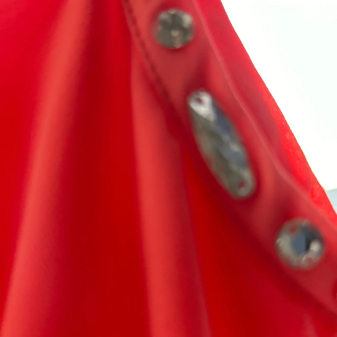 Korallröd långklänning med detaljer - 91