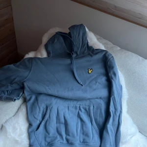 Hoddie lyle&scott  - Säljer märkes hoddie. Skrynklig på bilden pga inte använd och därmed legat undangömd. (OBS. Tvättar alltid innan jag skickar kläderna).