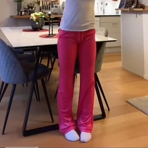 Rosa juicy couture byxor - Säljer ett par snygga lågmidjade juicy couture byxor i rosa mjukt material. Köpta för 1100kr och endast använda 1 gång hemma. Inga tecken på användning, alltså är dom som nya! Storlek XXS men dom är stretchiga så passar mig som vanligtvis har XS eller S i byxor.