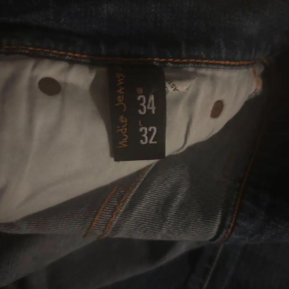 Säljer ett par blå Nudie jeans med riktigt snygg tvätt i nyskick. Modell grim tim. Ingen syn på användning! Storleken är w34/l32 Hör av dig om du har någon fråga. Jeans & Byxor.