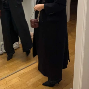 Svarta stövletter med klack - Svarta stövletter i syntetmaterial med spetsig tå och klack. Från NA-KD. De har en dragkedja på sidan för enkel på- och avtagning. Perfekta för höst och vinter. Säljer pga att jag fått för lite användning av dom. Bra skick. Storlek 38 🤍