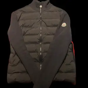 Moncler cardigan| använt fåtal gånger: ✅äkta såklart| Online kvitto medföljer| Storlek S| vid frågor eller funderingar är det bara att hojta till| 