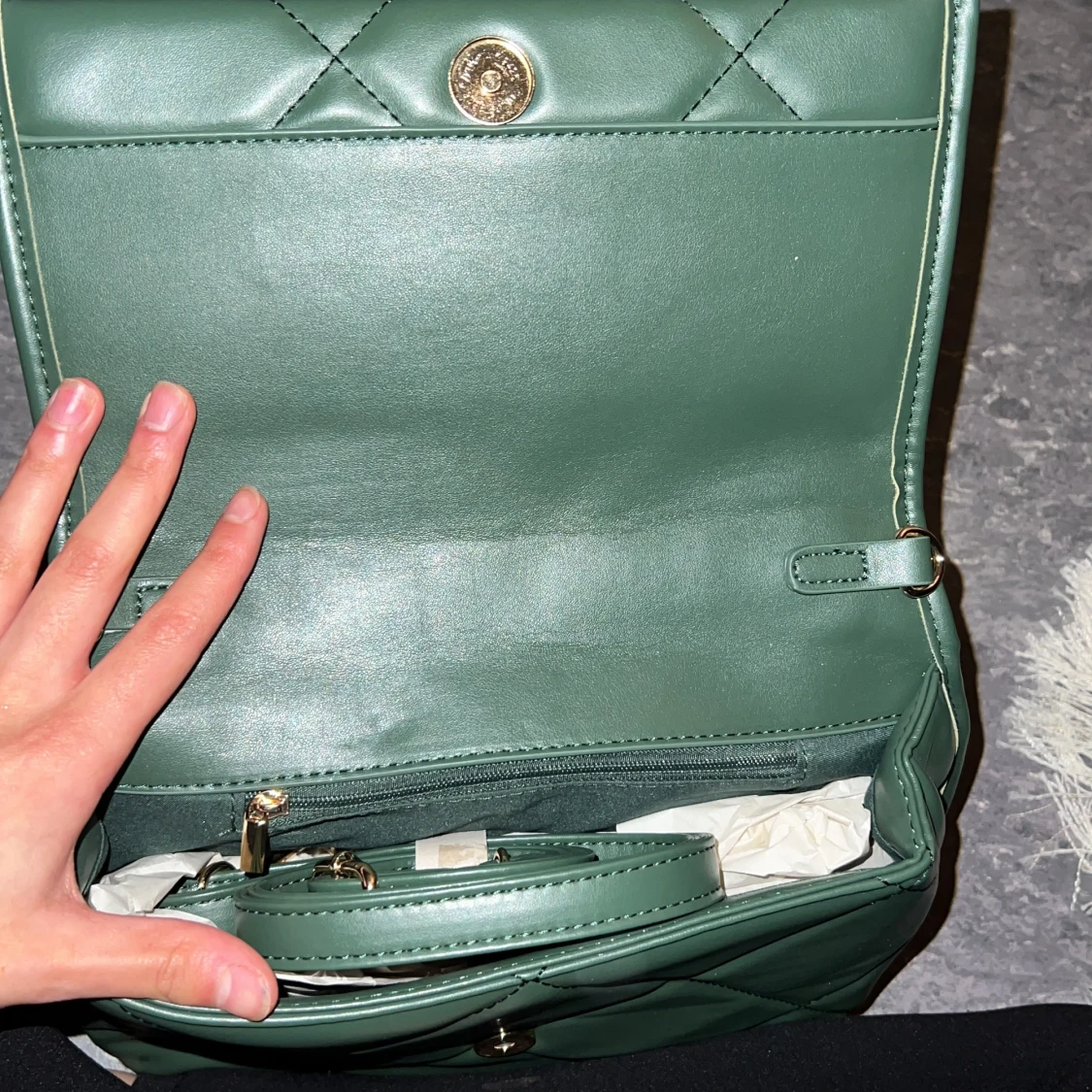 Oanvänd grön handväska från Flora Bella - 91